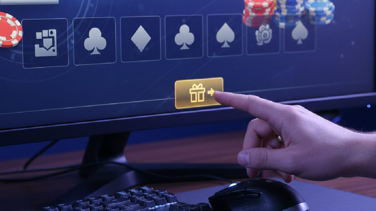 Bilgisayar başında online bahis sitesinden bonus talep etmeye hazırlanan bir kullanıcı.